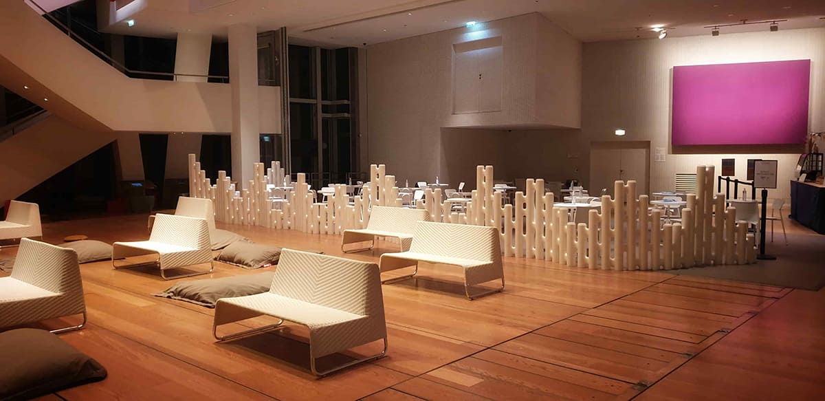 Movisi LINK white room divider as flexible partition at event in modern venue