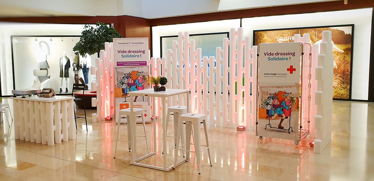 Movisi LINK white room divider as modular partition wall for trade fair booth and promotional event in shopping mall