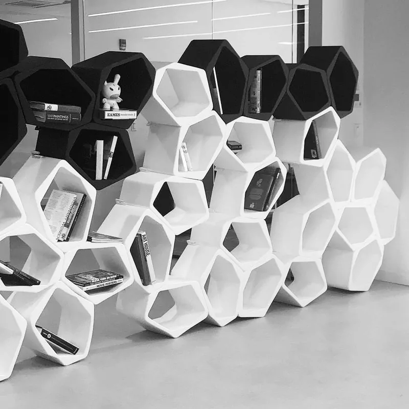 Build modular room dividers with modular shelves in black and white interior design by Movisioffice organic Movisi