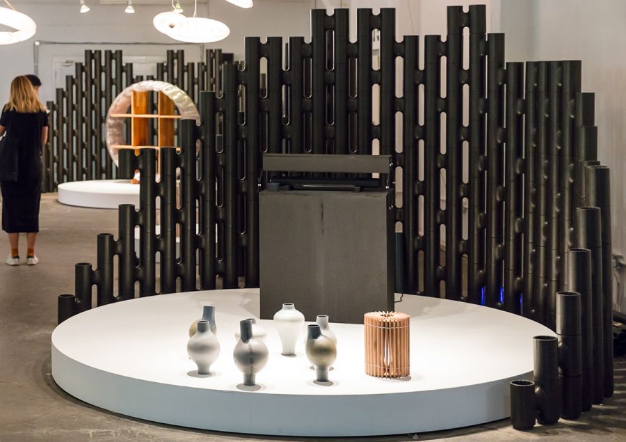Round modular LINK room divider in black as meeting pod